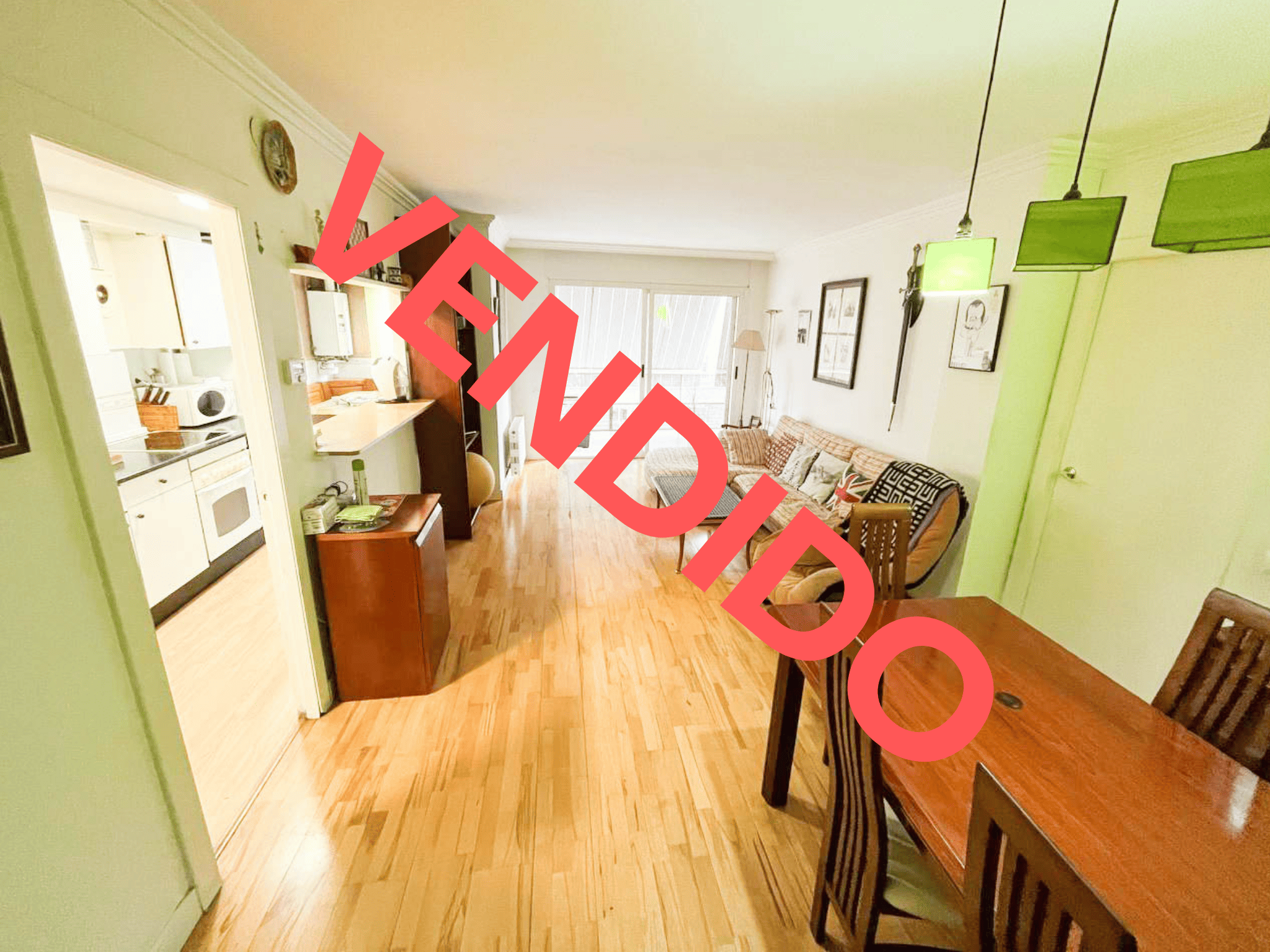 ESTUPENDO PISO CON BALCÓN Y PISCINA COMUNITARIA